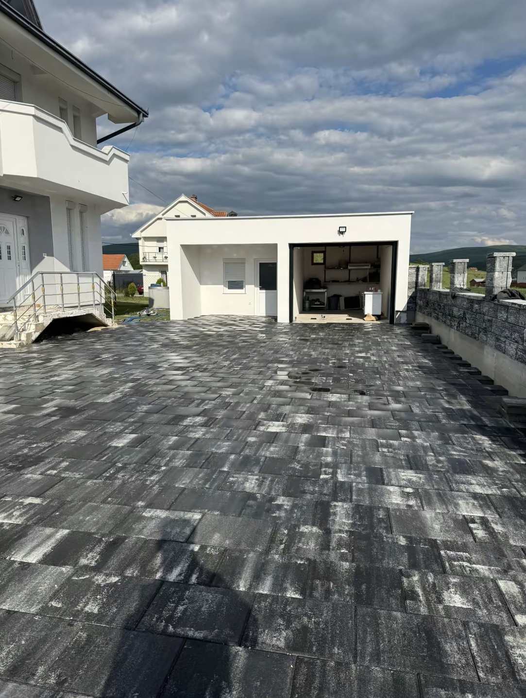 Punim me pllaka në oborr